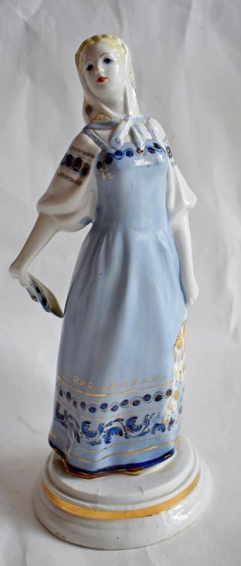 Статуэтка "Танцующая девушка с платочком" ("Берёзка"). 1957. Автор - Тамара Андриановна Федорова, роспись Людмила Никифоровна Кошман. Форма 1953-го года. Фарфор, роспись подглазурная, роспись надглазурная, позолота. Размеры: 27,4*11,7*11,7 см. Государственное бюджетное учреждение культуры "Национальный музей Республики Татарстан". Листайте галерею вправо.