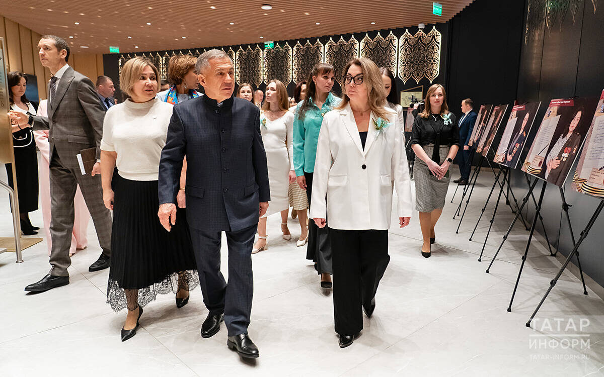 Рустаму Минниханову в фойе театра презентовали патриотический фотопроект «Жена Героя»Фото: © Салават Камалетдинов / «Татар-информ»