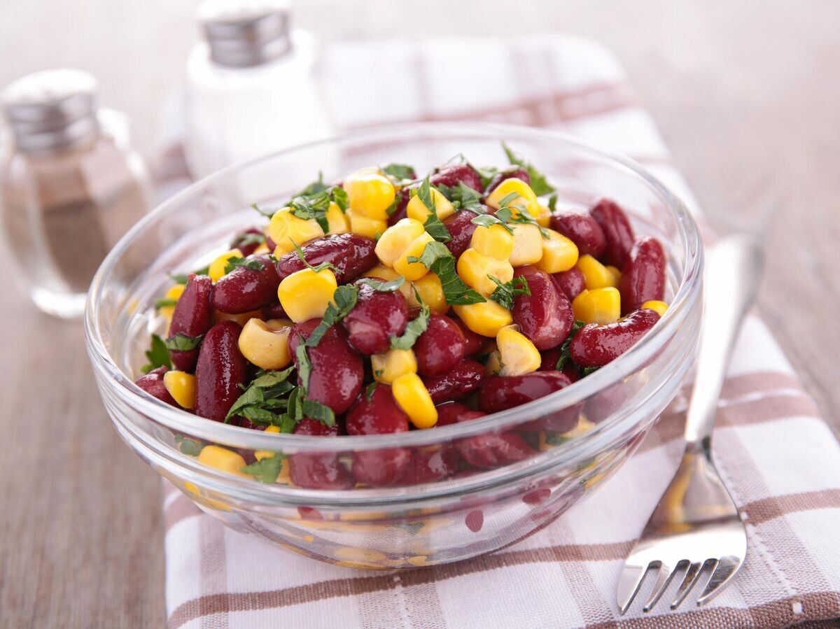    Салат с красной фасолью и кукурузой© Getty Images / margouillatphotos