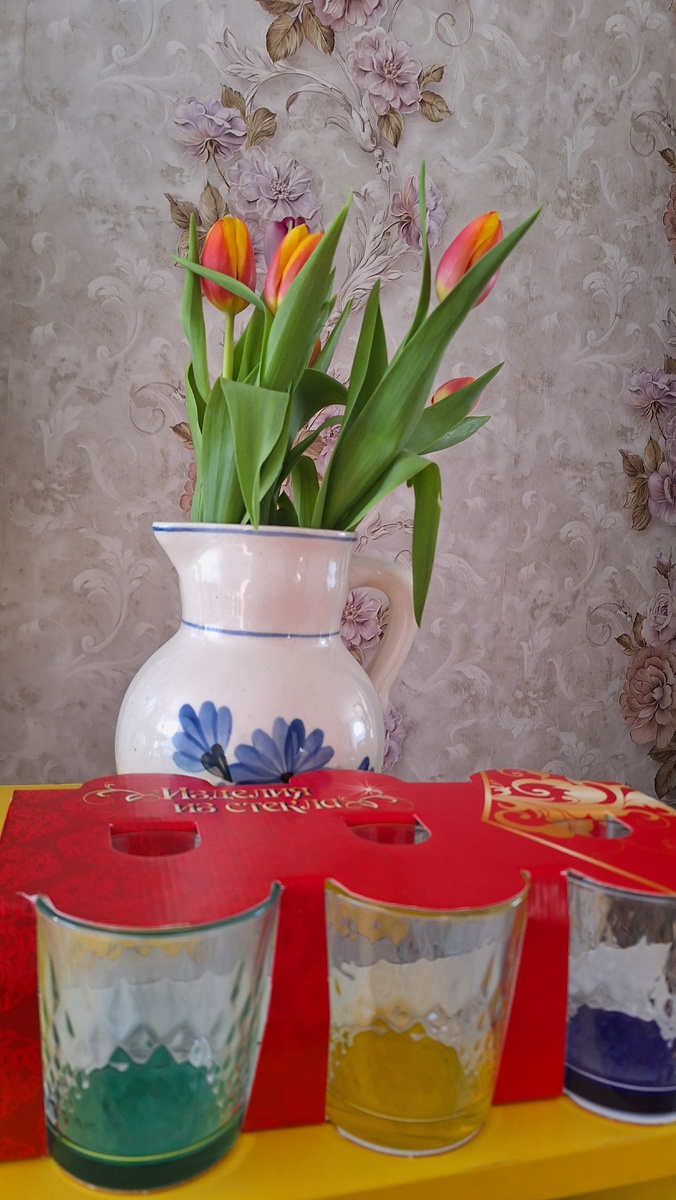 Шесть стаканов с разноцветными дном - мне очень зашли