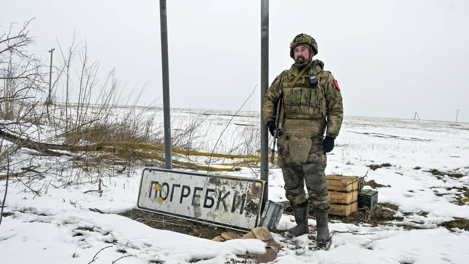 Военнослужащий армейской группировки «Север» на фоне дорожного знака у села Погребки Курской области, освобожденного ВС РФ 28 февраля.📷Фото: Евгений Биятов / РИА Новости