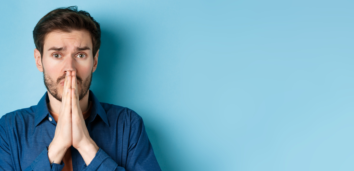    Пусть молодой человек после ваших вопросов будет в шокеbenzoix/Freepik