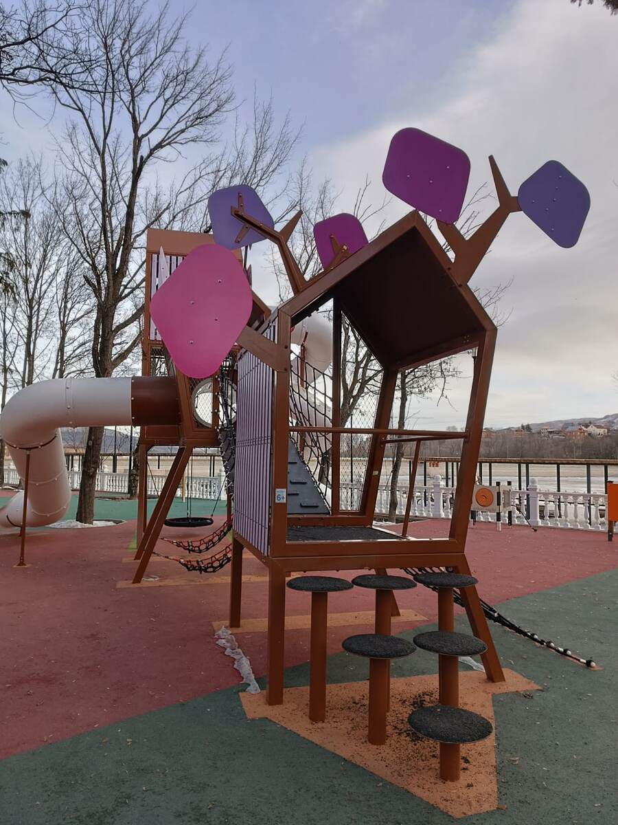 Предусмотренные гамачки для родителей для ожидания своих детей.)