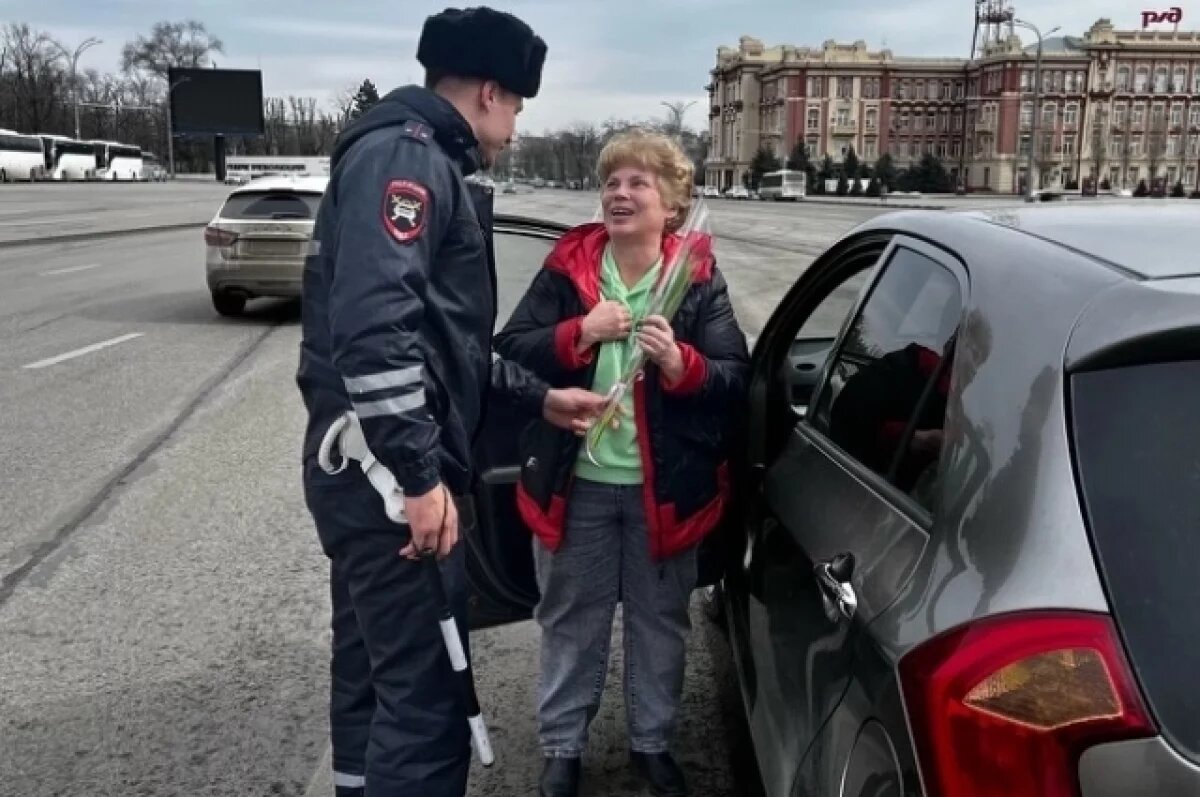    Донские автоинспекторы поздравили автоледи с весенним праздником 8 марта