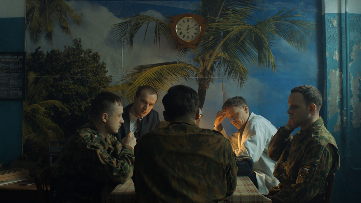 Кадр из сериала "Аутсорс"