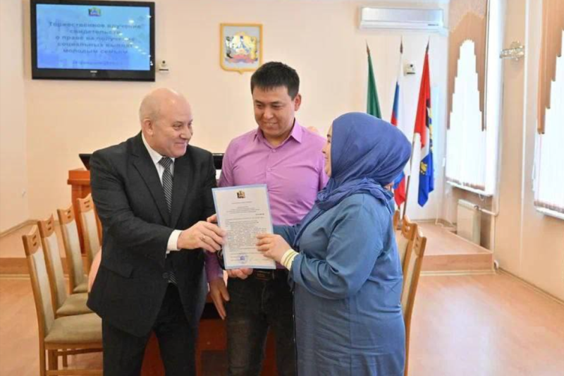    Мэр Хабаровска вручает жилищный сертификат одной из "новых" семей. Фото: Telegram-канал NewsKhv
