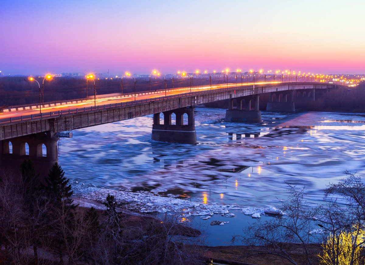 Шумный и широкий Иртыш особенно красив в период таяния льда. Фото: Mashkova Polina / Shutterstock / Fotodom