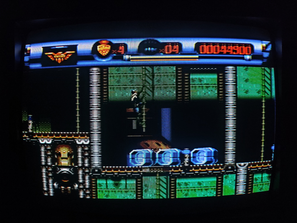 Фото сделаны мной. На фото игра Judge Dredd. Оригинал игры "Judge Dredd" был разработан Probe Software и издан Acclaim Entertainment в 1995г. для Sega Mega Drive, Genesis, Game Boy, Game Gear, SNES. Дизайнеры Саймон Блэнд, Энди Кембридж, Бен О'Рейли. Фото демонстрирует начальную заставку игры, а так же общий визуальный фон игры. Подробнее об этом рассказано в статье. Все материалы принадлежат правообладателям и размещены исключительно в информационных целях.