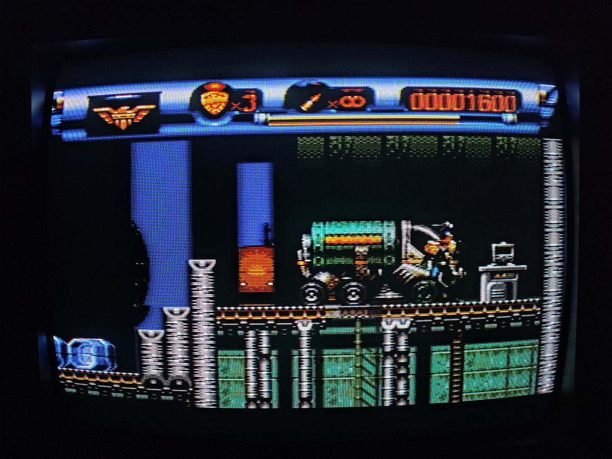 Фото сделаны мной. На фото игра Judge Dredd. Оригинал игры "Judge Dredd" был разработан Probe Software и издан Acclaim Entertainment в 1995г. для Sega Mega Drive, Genesis, Game Boy, Game Gear, SNES. Дизайнеры Саймон Блэнд, Энди Кембридж, Бен О'Рейли. Фото демонстрирует начальную заставку игры, а так же общий визуальный фон игры. Подробнее об этом рассказано в статье. Все материалы принадлежат правообладателям и размещены исключительно в информационных целях.