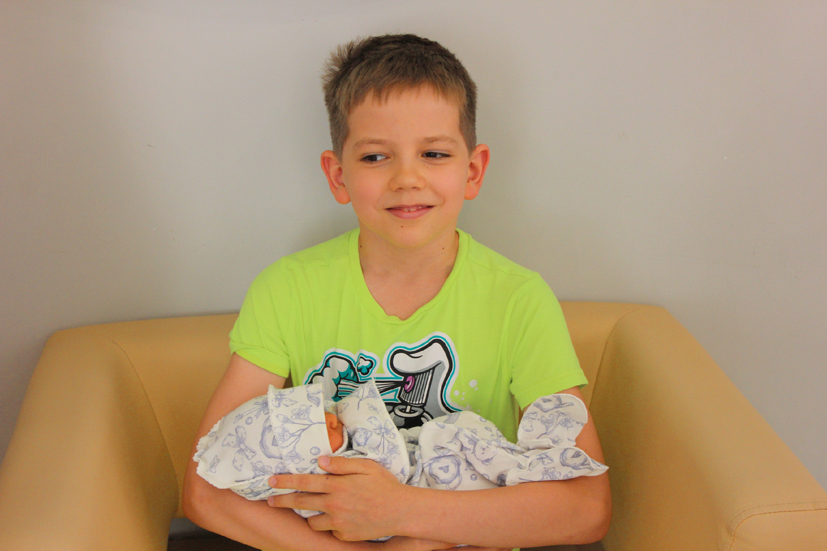 Старший брат, который мечтал работать воспитателем в детском саду. Человек-нянь.