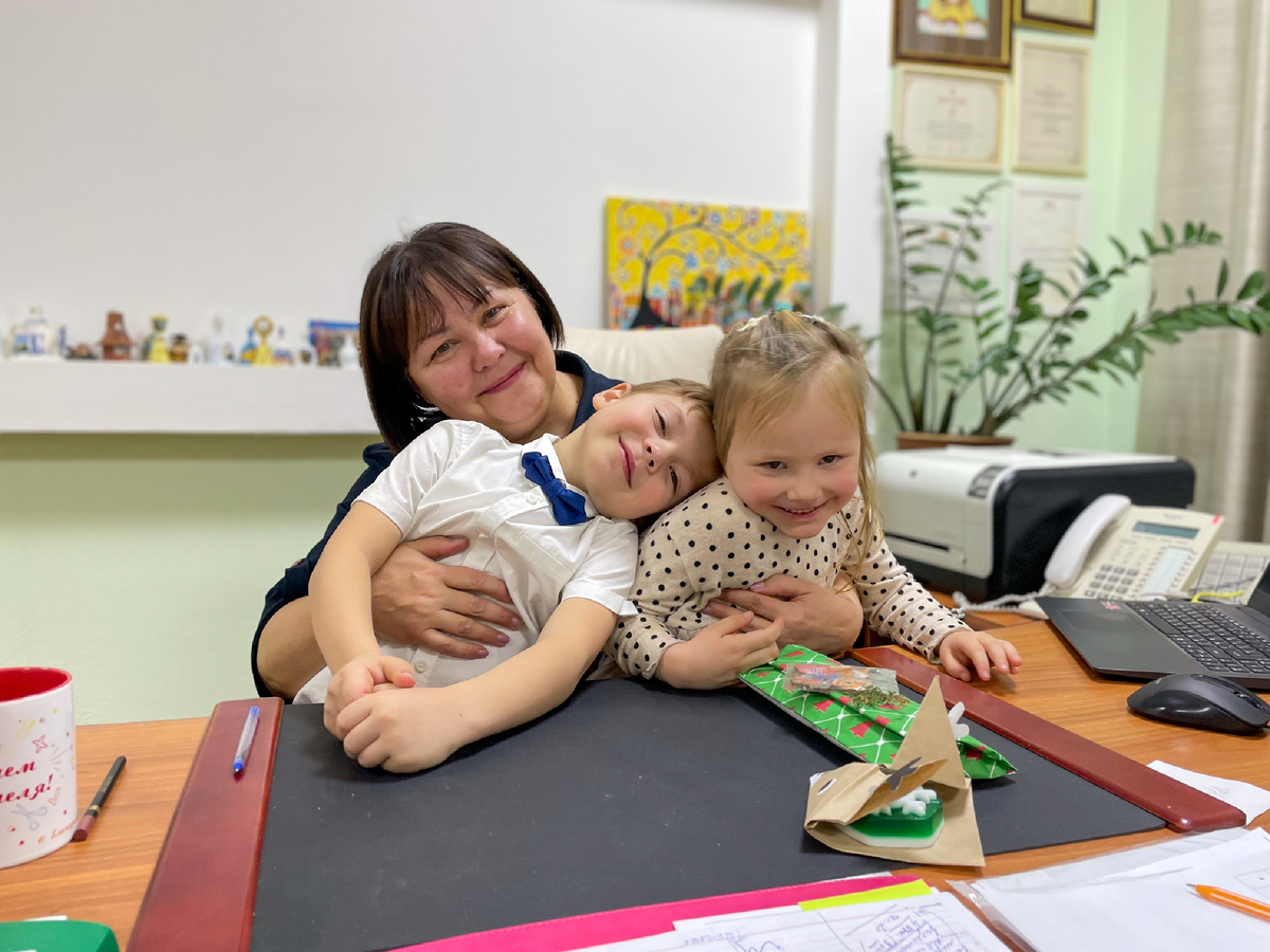 Я со старшими внуками в рабочем кабинете, когда они ещё маленькими были, а я работала директором школы.