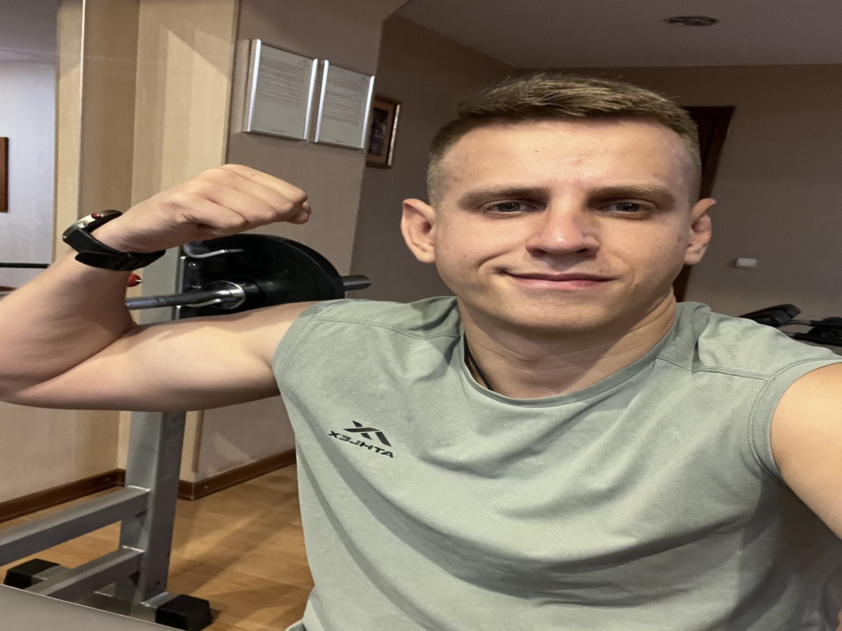 Показываю свою маленькую бицушку🤣