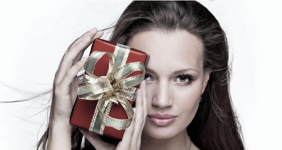 Выбор подарка для женщины — задача, которая может поставить в тупик даже самых уверенных в себе людей. Ведь каждая женщина уникальна: кому-то важна романтика, а кто-то ценит практичность. Мы собрали советы, которые помогут понять, что действительно порадует вашу избранницу, подругу, маму или коллегу.
Главное правило: внимание к деталям
Женщины ценят, когда подарок выбирают с учётом их интересов, мечтаний или даже мелких привычек. Например:
•	Если она часто жалуется на холодные руки, стильные перчатки с подогревом станут спасением.
•	Любит готовить? Подарите набор специй из экзотических стран или авторский кулинарный мастер-класс.
•	У неё есть хобби? Аксессуары для творчества, спорта или коллекционирования покажут, что вы замечаете её увлечения.
Важно: не дарите то, что нравится вам . Подарок должен быть о ней .
Топ-10 подарков, которые редко разочаровывают
1.	Персонализированные вещи:
Украшения с инициалами, фотоальбом с совместными снимками, кружка с её любимой цитатой.
Пример: Браслет с гравировкой важной для неё даты.
2.	Опыты, а не вещи:
Незабываемые эмоции ценятся больше материального. Подарите:
•	Путешествие в место её мечты.
•	Билеты на концерт любимой группы.
•	Сертификат в спа-салон или на фотосессию.
3.	Книги и образование:
Если она любит учиться, выберите:
•	Бестселлер в её любимом жанре.
•	Онлайн-курс по интересам (от каллиграфии до SMM).
•	Подписку на образовательную платформу (Coursera, Skillbox).
4.	Уют и забота:
Мягкий плед, ароматическая свеча, набор для чайной церемонии или умная колонка для расслабляющей музыки.
5.	Техника для комфорта:
•	Портативная зарядка в стильном корпусе.
•	Массажер для шеи.
•	Умные часы или фитнес-браслет.
6.	Романтические мелочи:
•	Ручная открытка с теплыми словами.
•	Завтрак в постель (организуйте сами или закажите с доставкой).
•	Семена растения в горшке с запиской: «Ты — моя самая красивая орхидея».
7.	Для деловых женщин:
•	Кожаный ежедневник с золотым тиснением.
•	Стильная сумка-органайзер.
