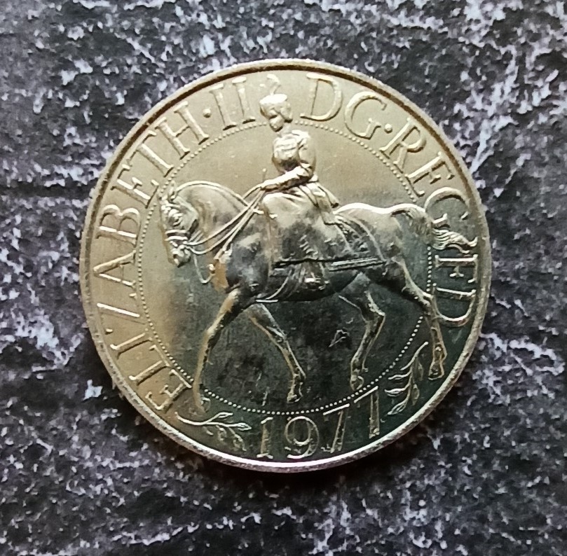 Аверс монеты Великобритании 25 пенсов 1977 года в честь серебряного юбилея (25 лет) царствования королевы Елизаветы II (фото автора)