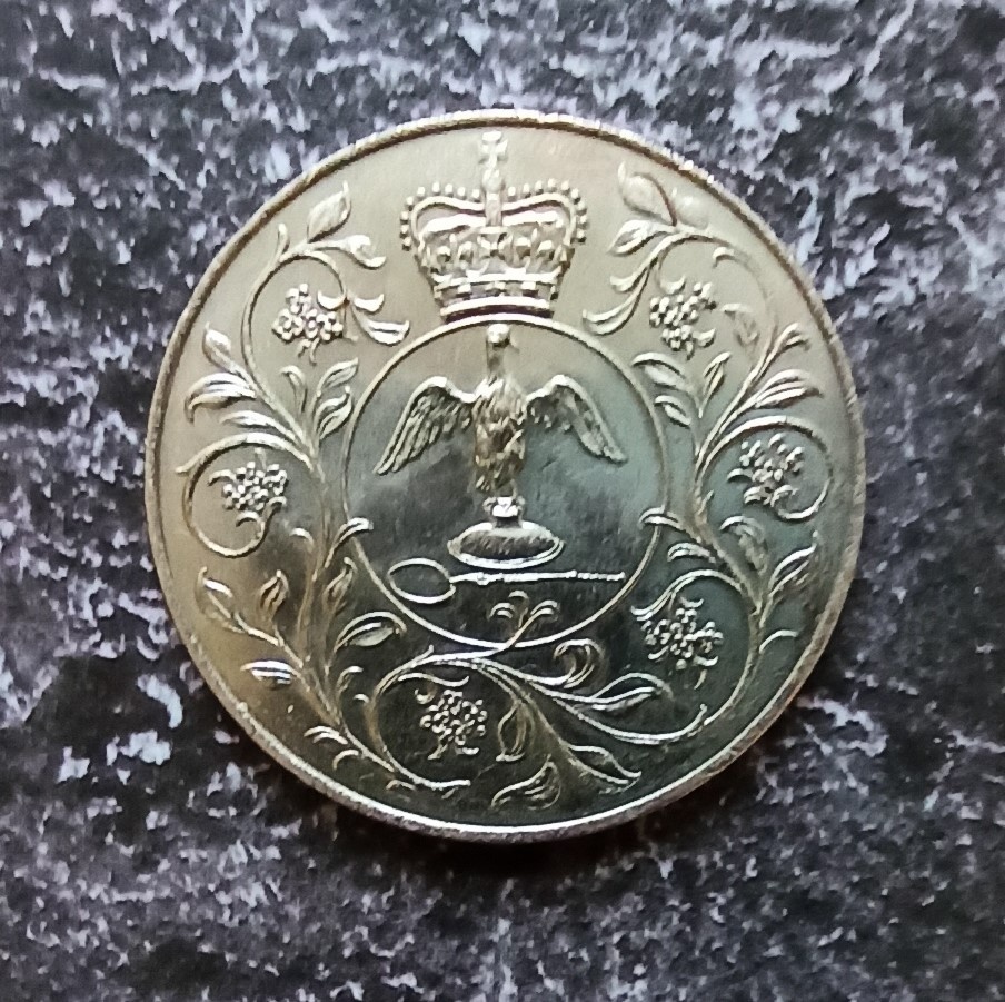 Реверс монеты Великобритании 25 пенсов 1977 года в честь серебряного юбилея (25 лет) царствования королевы Елизаветы II (фото автора)