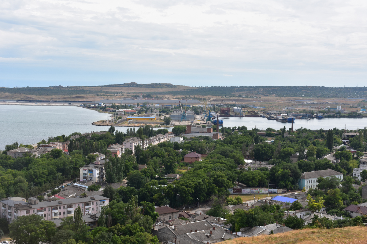 Вид на город с горы Митридат. Гора находится в центре города, высота над уровнем моря 91,4 метра