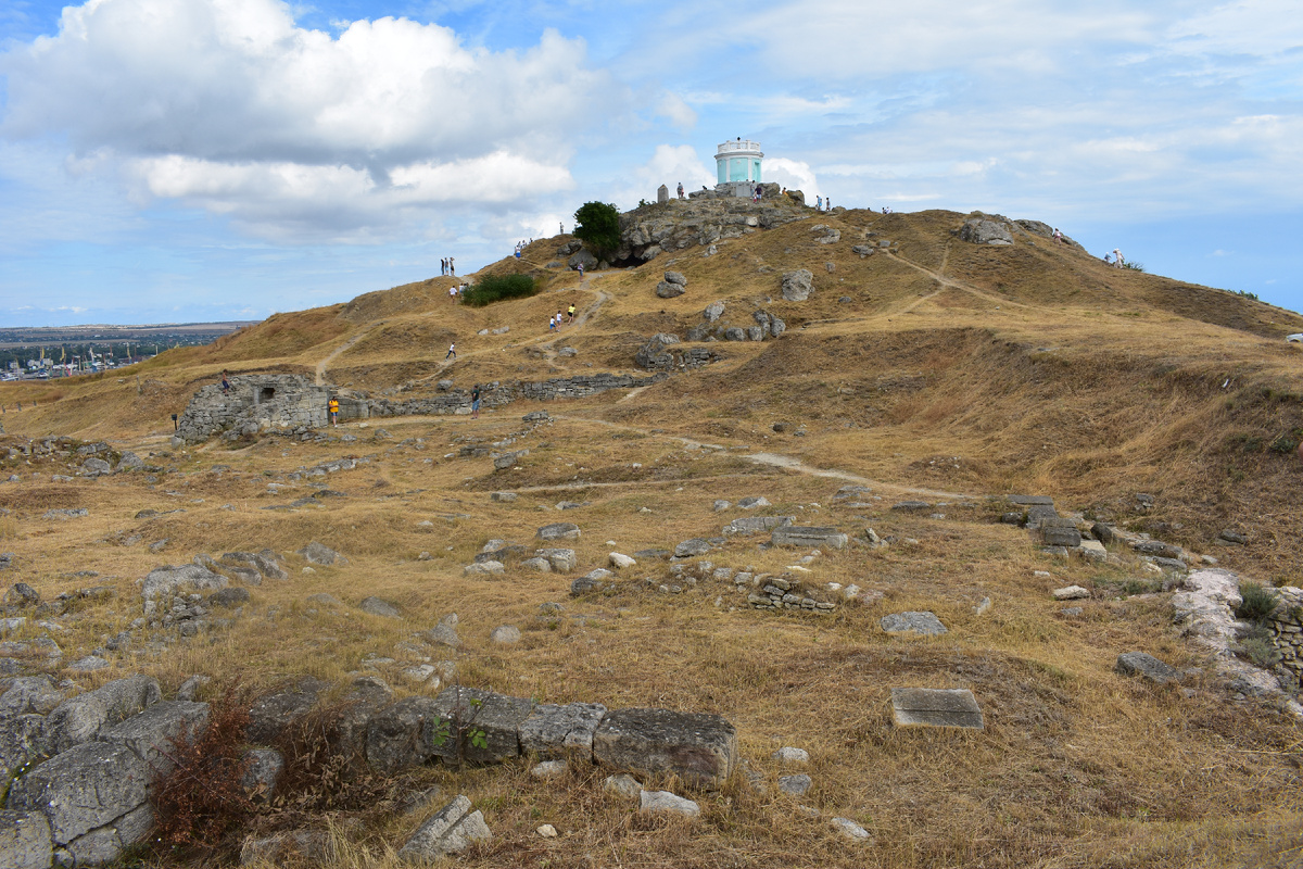 На самой горе разбросаны остатки развалин Пантикапея