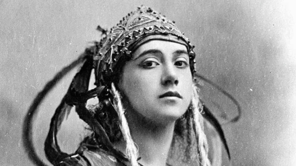 Репродукция фотографии танцовщицы Тамары Карсавиной в костюме Жар-птицы (балет И. Стравинского «Жар-птица»).📷Фото: РИА Новости