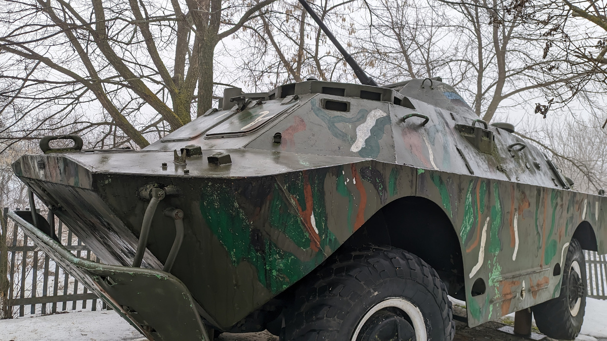 Вот такой экспонат перед музеем