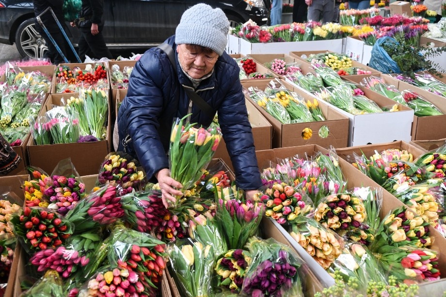 Продажа цветов в преддверии 8 Марта на оптовой ярмарке в Краснодаре. | Фото: Игорь Онучин/ТАСС