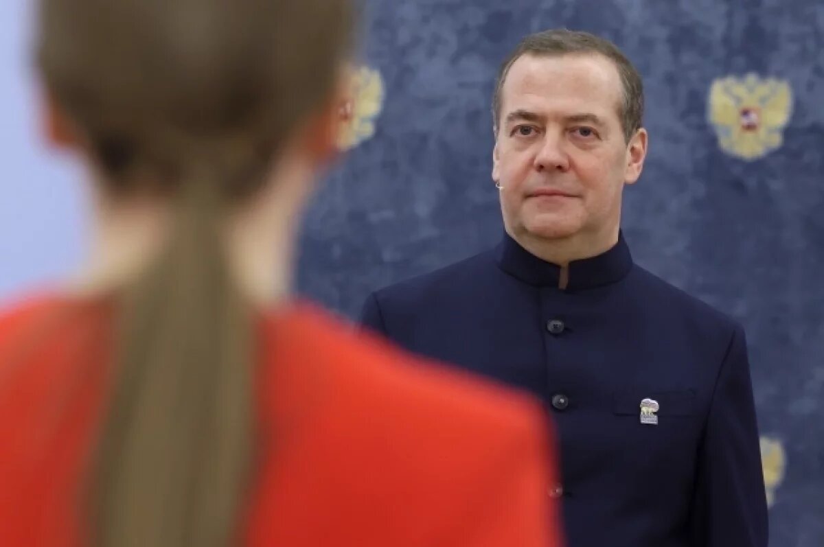    Медведев предостерег граждан России от «коллективного расслабона»