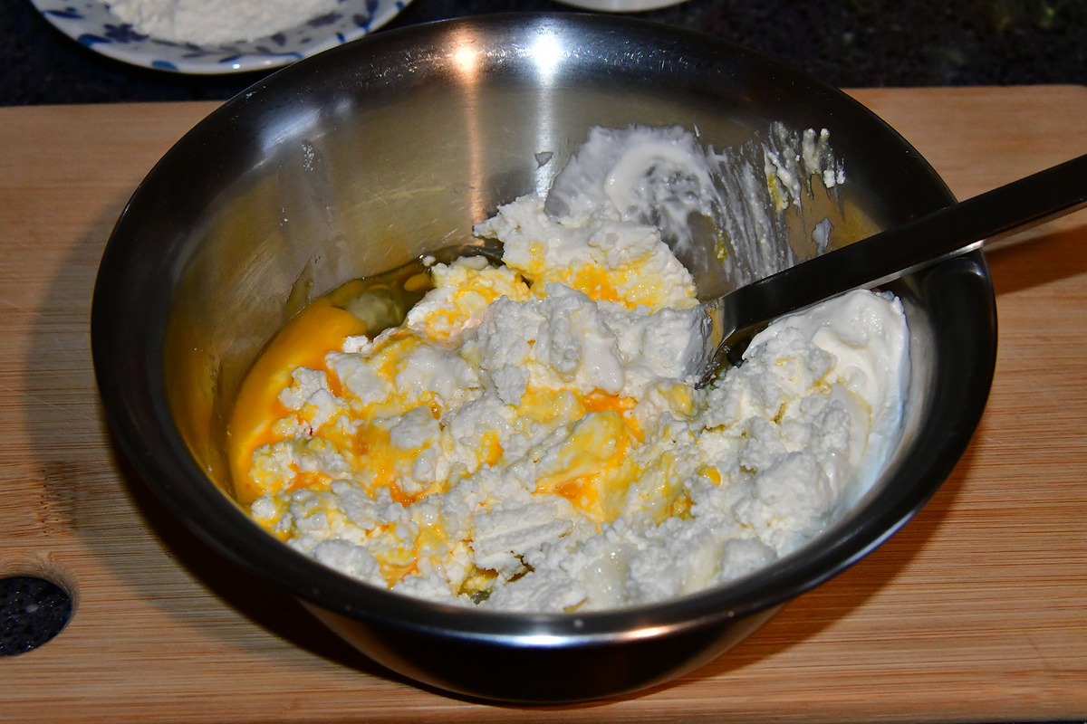 Добавляем яйцо