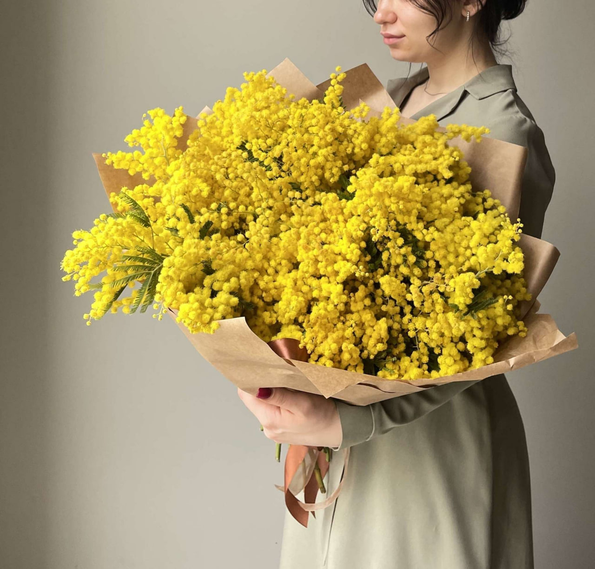 Мимозы как символ 8 марта для меня остались в детстве и юности. У нас в Архангельске в советское и постсоветское время небольшая веточка мимозы была самым доступным в дни раздников цветком. Тюльпаны появились уже позже... 