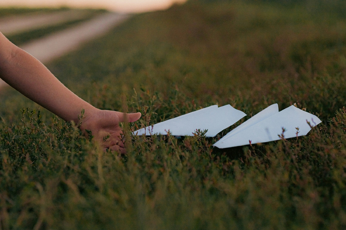 Бумажные самолётики. Меня их научил склыдвать мой отец, а теперь и я научил этому детей.