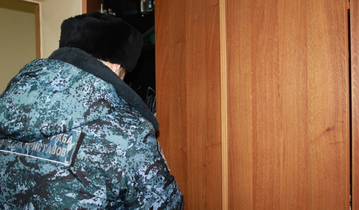    32-летний курянин спрятался от судебных приставов в шкафу