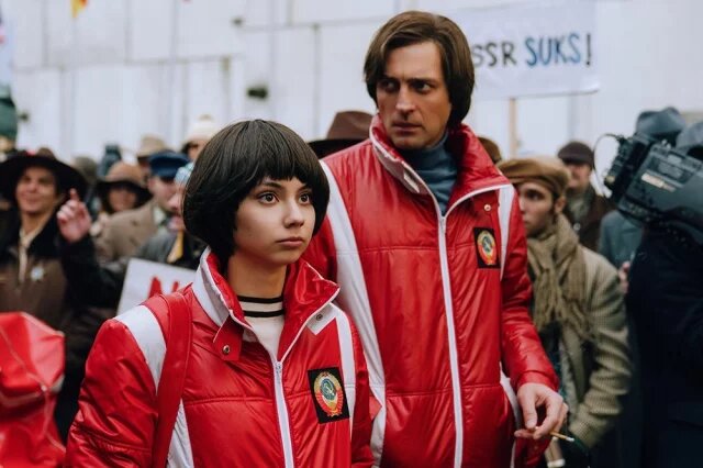    Что за скандал с замазанной символикой СССР в трейлере фильма «Роднина»?