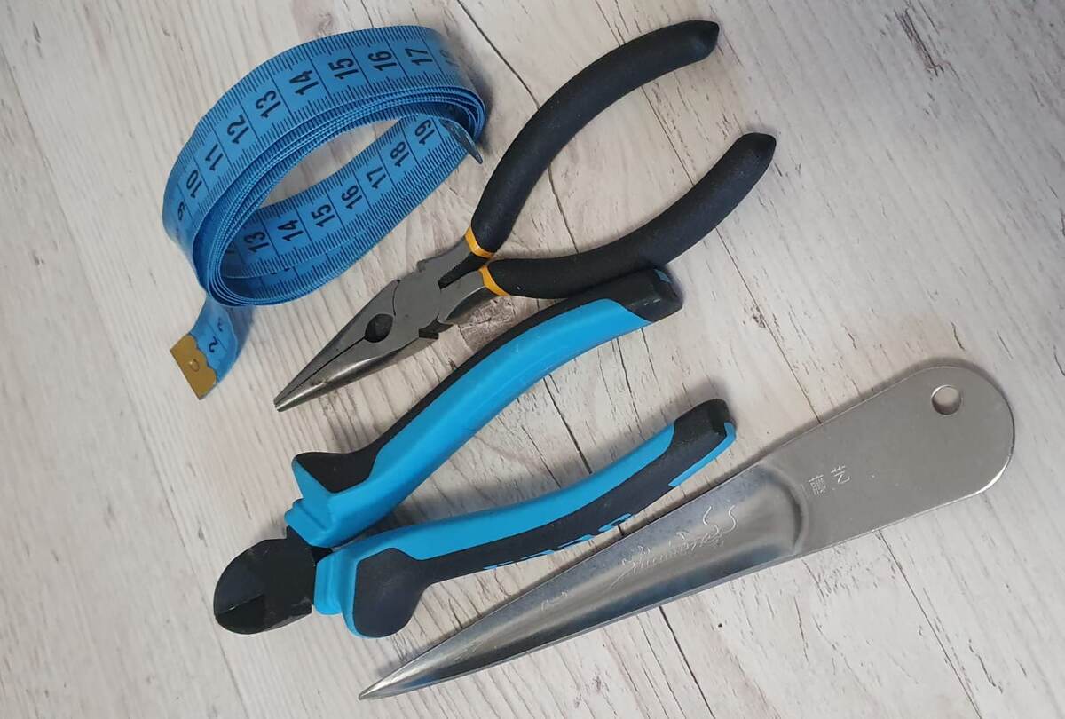 Сантиметровая лента, кусачки, плоскогубцы, лопатка для плетения. Фото автора.