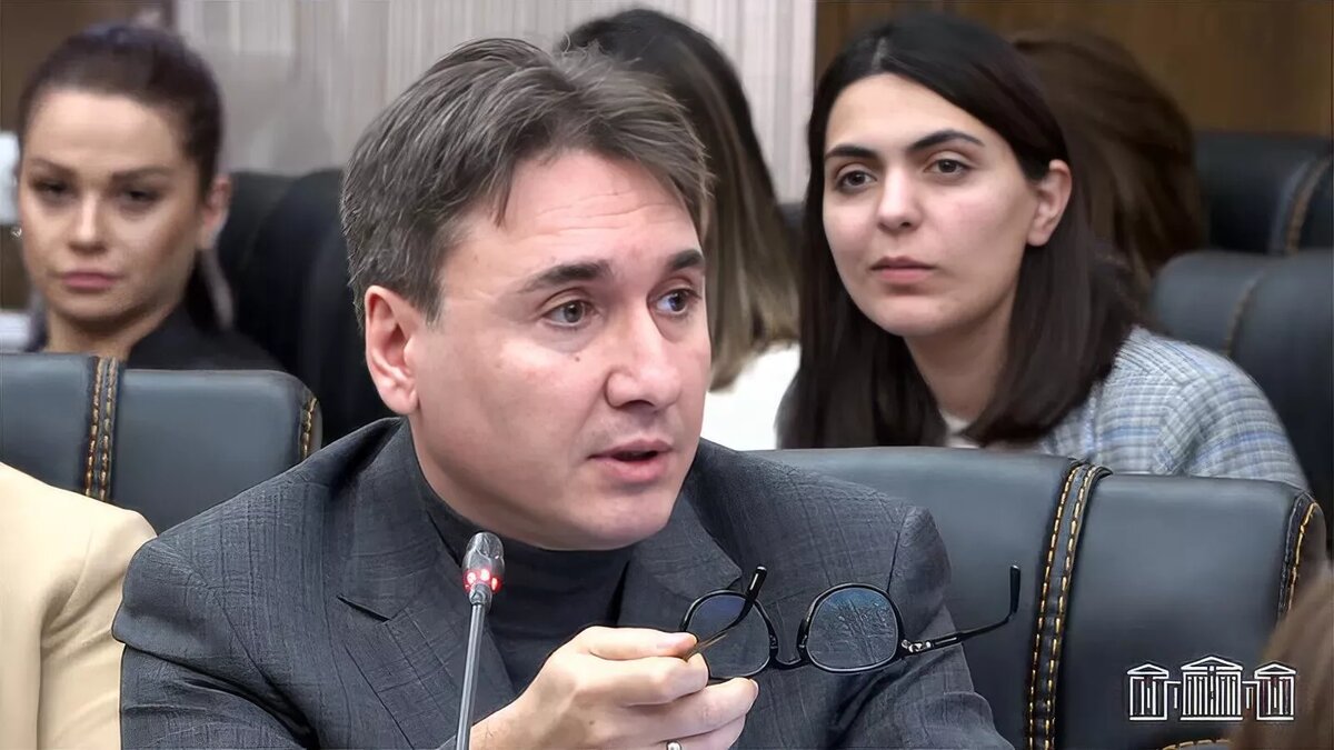 © Photo : press office of the Parliament of Armenia
Пленных лидеров Нагорного Карабаха и остальных в Азербайджане судят только за то, что они – армяне.