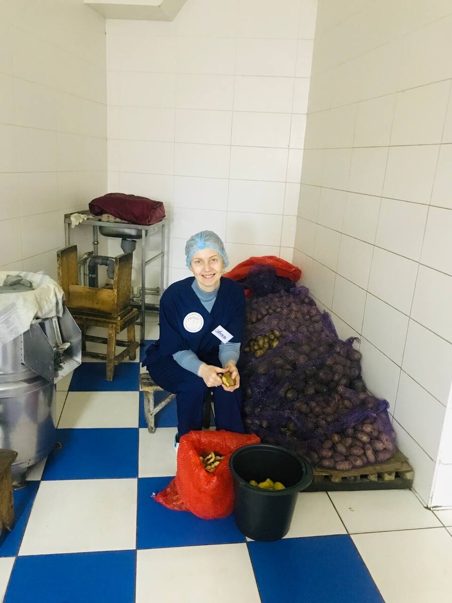 Первый выпуск школы сестричества в Донецке. Анна Дурнова – вторая справа