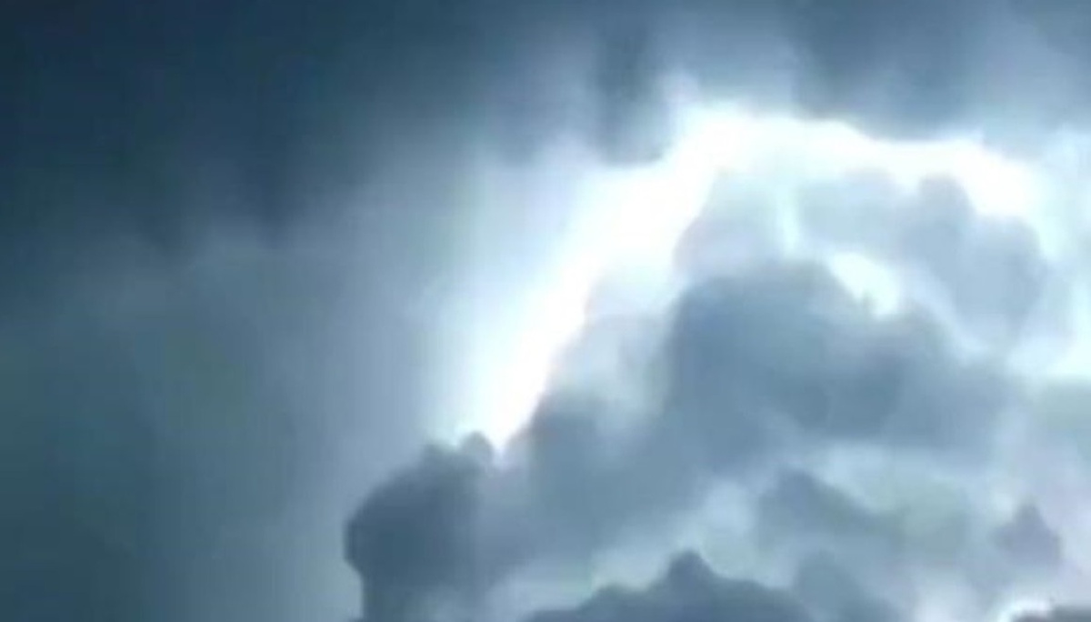 Очевидцы рассказывали о всполохах в небе. (Фото: cdn.tum-haberler.com).