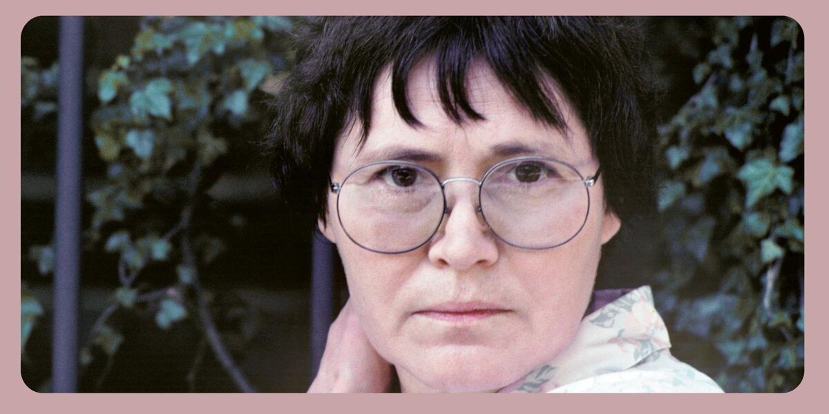 Агота Кристоф (1935–2011) — швейцарская писательница венгерского происхождения, бежавшая из социалистической Венгрии в 1956 году. Её собственная жизнь была наполнена драматизмом: потеря родины, жизнь в изгнании и тяжелое привыкание к новому языку. Она говорила, что писать на французском, языке изгнания, было для неё «мучительным и необходимым выбором». Именно этот опыт и сформировал её жестокий, лаконичный и честный стиль. Фото - яндекс картинки