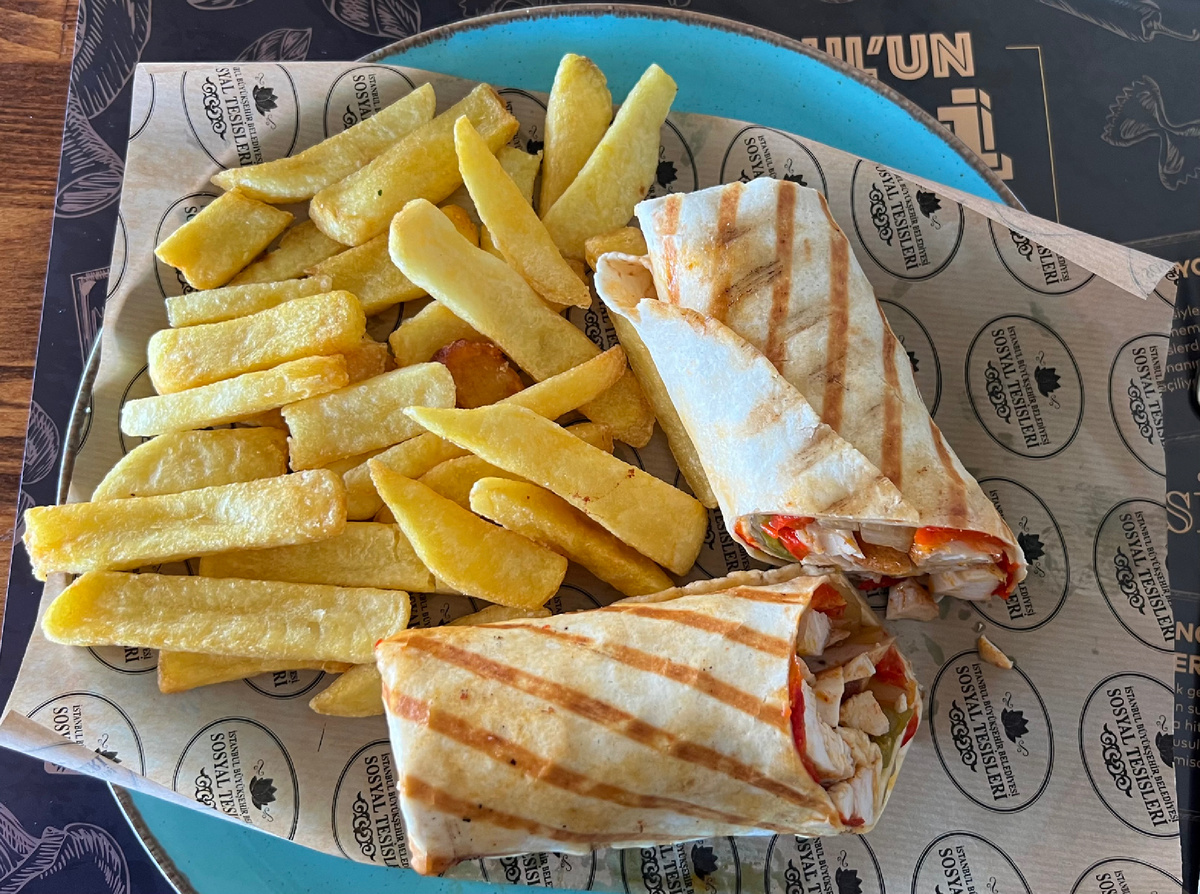 Дюрюм принесли с картошкой фри, которую я в «обычной жизни» не ем, а тут - навернула за милую душу!