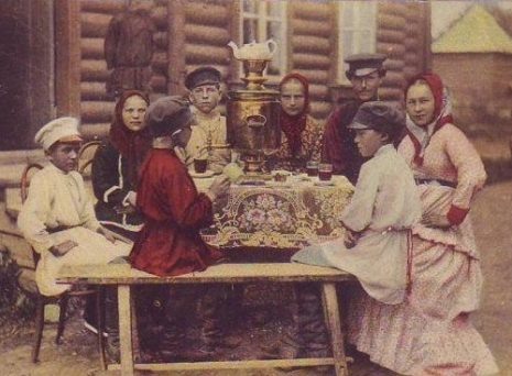 Какие языческие обычаи русских сохранились в современных застольных традициях