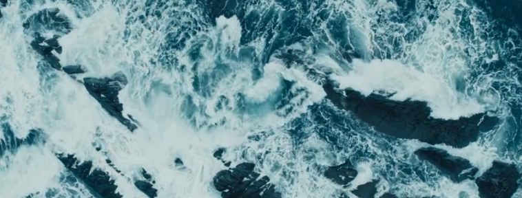 Кадр из Сериала "Разделение" 2 сезон 8 серия. Волны Ньюфаундленда.