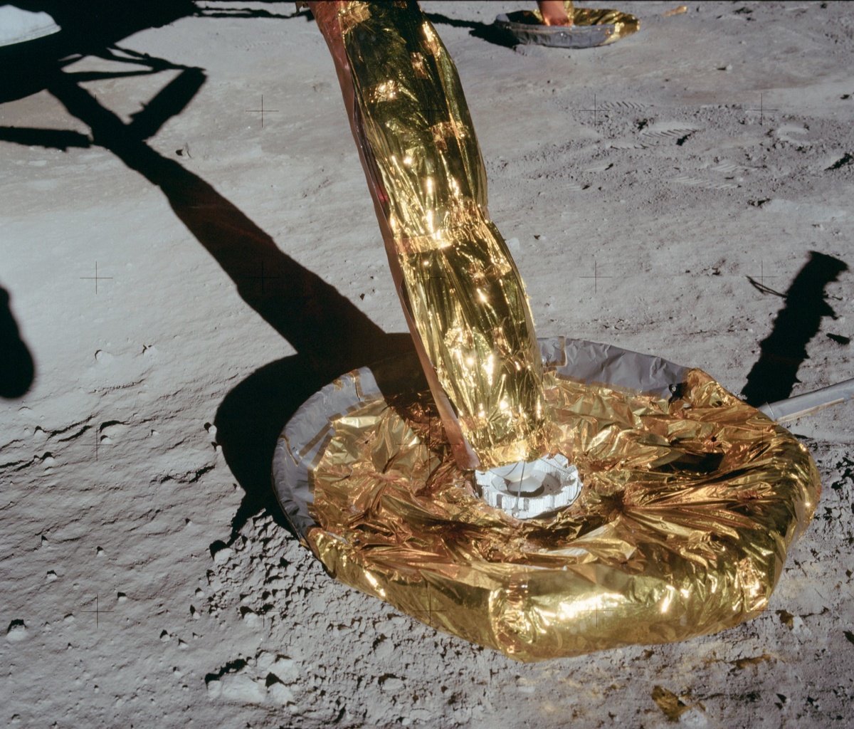 В рамках этого парадокса учёные пытаются объяснить феномен стойкости золотинки, которой были обёрнуты опоры голливудского макета. Ведь, согласно мифу о полётах на Луну, эта золотинка и скотч выдерживали давление и температуру реактивной струи в 1090 градусов по Цельсию и поток острейших камней и песка, летящих на огромной скорости, которые в реальном мире просто "сбрили" бы всю изоляцию  с внутренней стороны, стороны сопла.