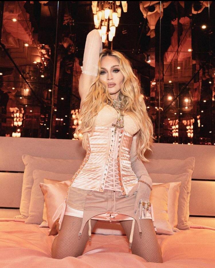 Здесь Мадонне 66!