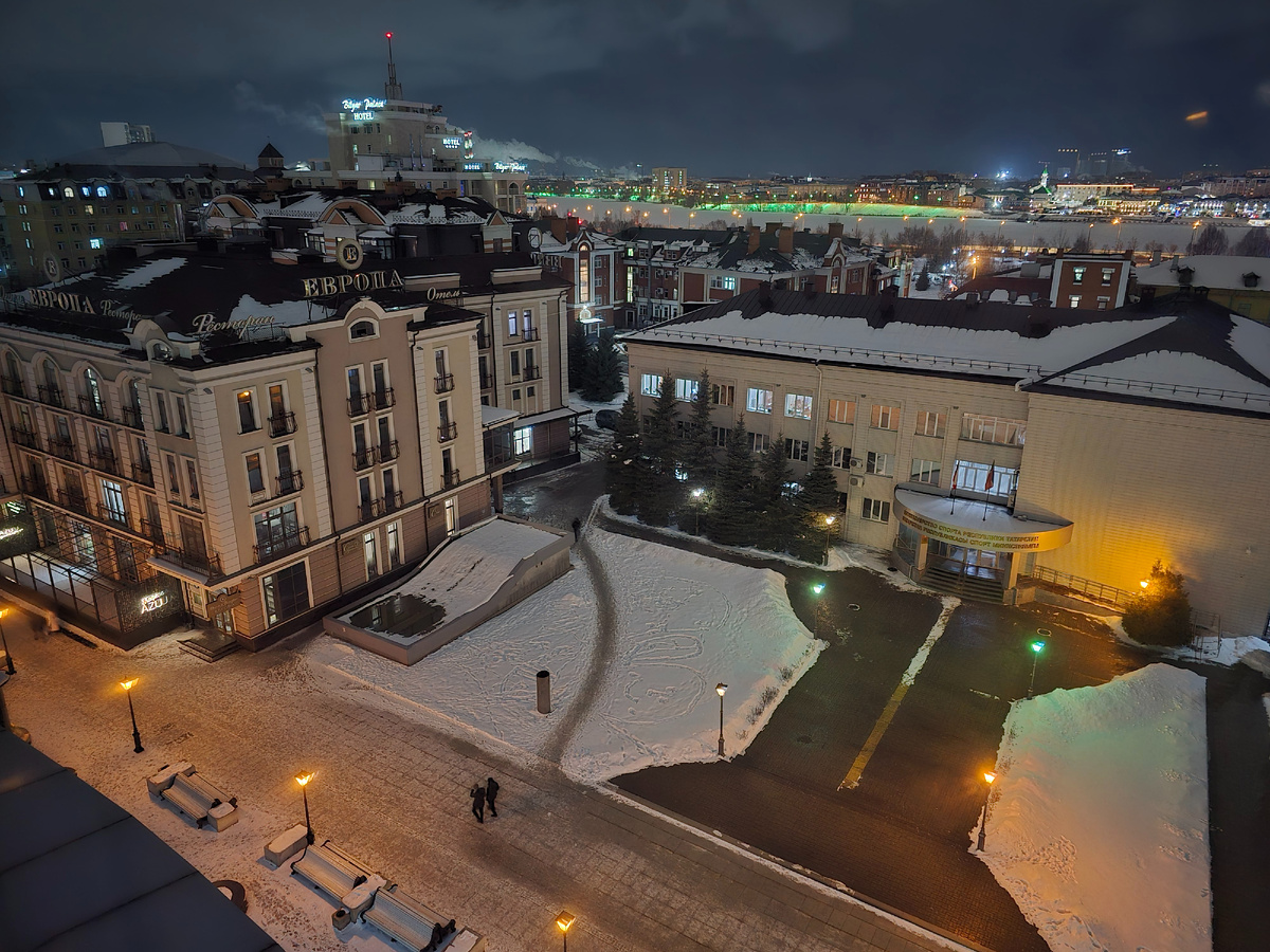 Вид из гостиницы Kazan , на другую гостиницу. 