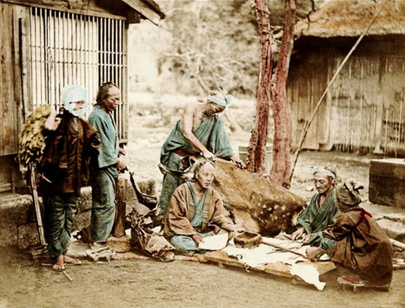 Старое фото буракуминов, ка видите - работают с кожей оленя