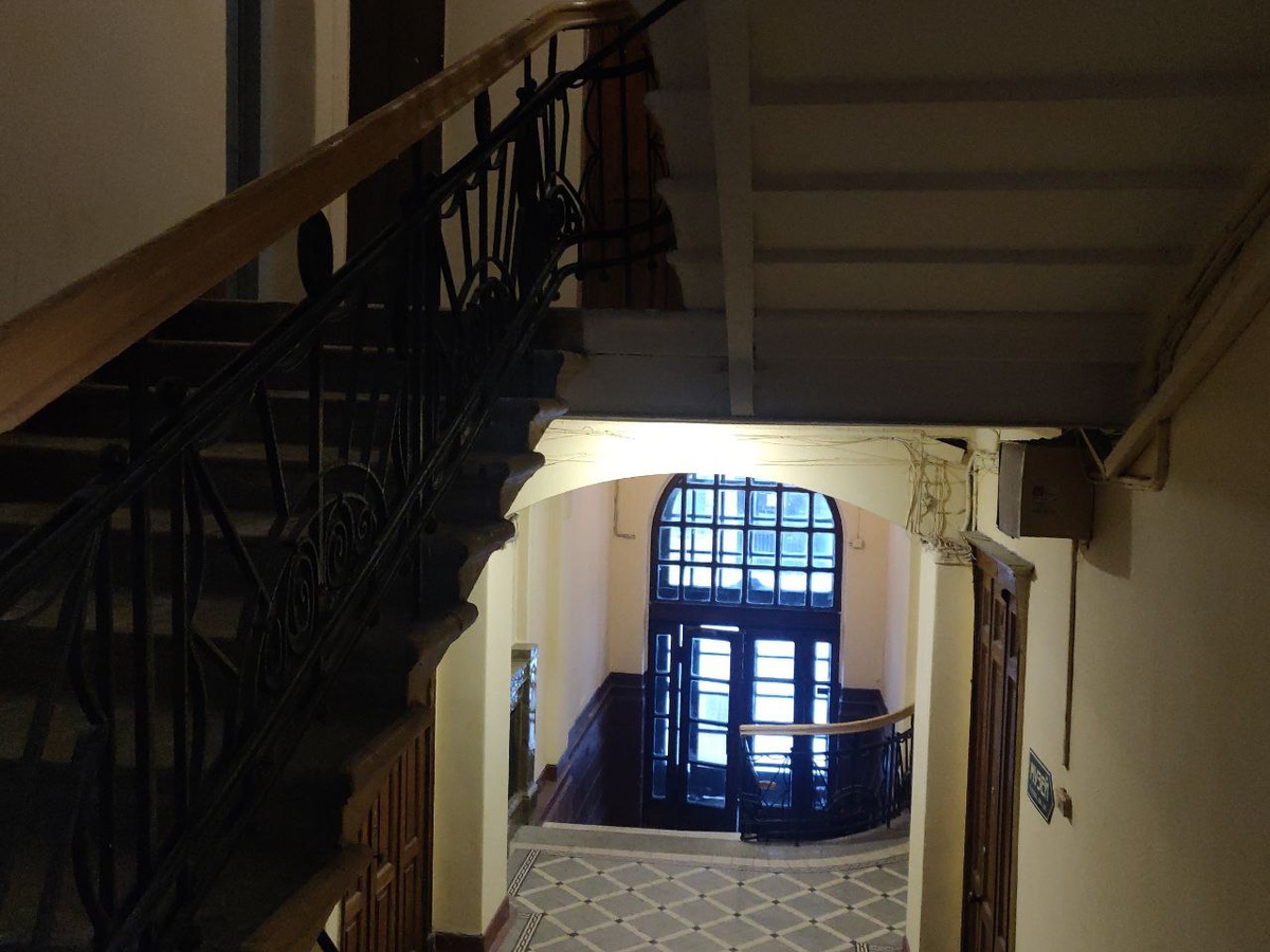 Вход в парадную дома по адресу: Санкт-Петербург, 10-я Советская улица, дом 17 Фото автора