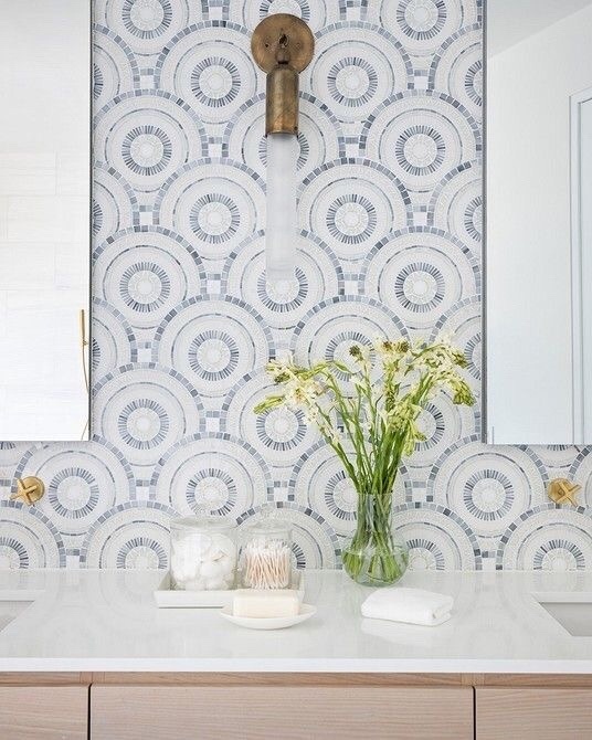 Если поверхность над рабочей поверхностью неровная, лучше использовать в качестве декора мозаику.Эта плитка прочна и долговечна, в основном используется в небольших помещениях.