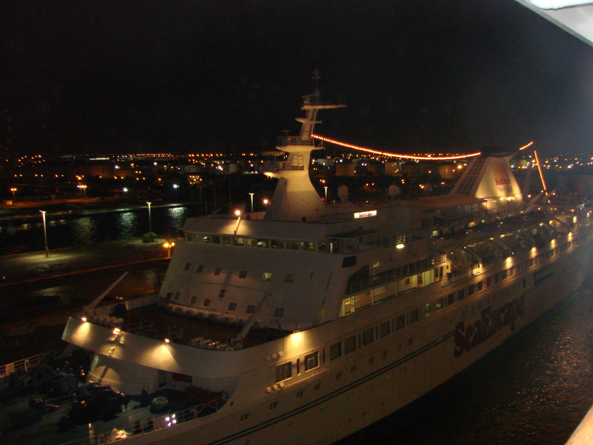 Стоянка круизных ланеров ночью где-то в Карибском море. Ближайших соседей лучше видно.