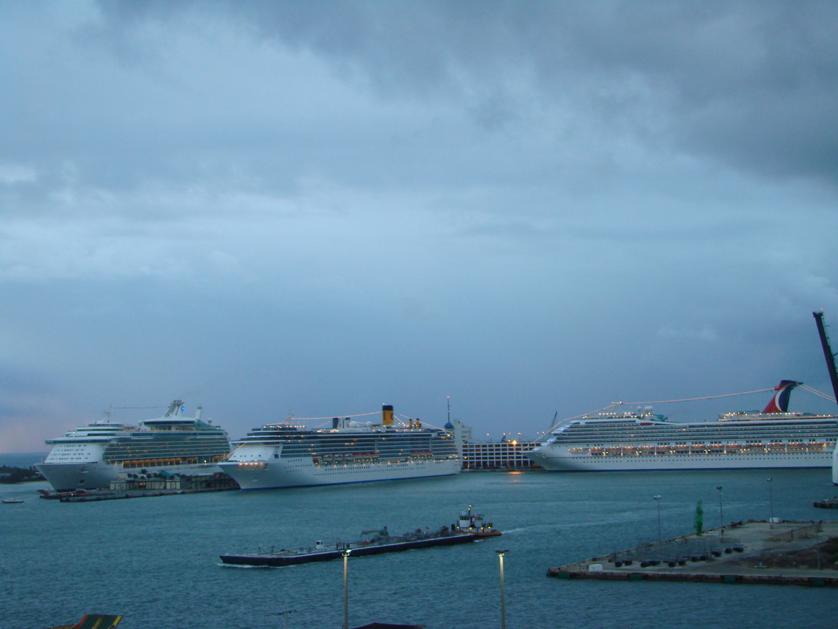 Лайнеры "Гранд Принцесс" где-то в Карибском море. Не помню точно где.