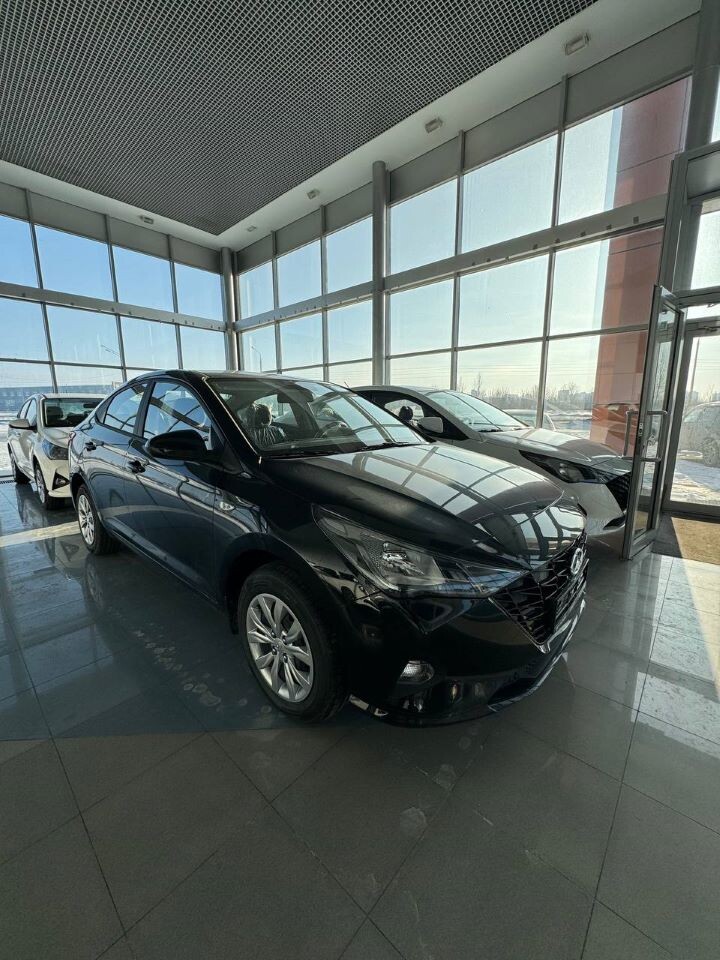 3. Технические Характеристики Hyundai Solaris: • Стандартные версии Hyundai Solaris обычно оснащаются бензиновыми двигателями различной мощности (от 1.4 до 1.6 литров), которые обеспечивают хорошую экономию топлива и достаточную динамику для городских условий. HS Solaris: • HS Solaris может предлагать более мощные двигатели или альтернативные варианты трансмиссий. Например, в некоторых версиях могут быть доступны турбированные двигатели или гибридные версии, что позволяет улучшить динамику и снизить расход топлива.

4. Безопасность Hyundai Solaris: • Hyundai Solaris уже в базовой комплектации предлагает ряд систем безопасности, включая подушки безопасности, ABS, EBD и системы контроля устойчивости. HS Solaris: • HS Solaris может быть оснащен более современными системами безопасности, такими как адаптивный круиз-контроль, система предотвращения столкновений и другие современные технологии помощи водителю.

5. Цена и Комплектации Hyundai Solaris: • Hyundai Solaris обычно имеет более доступную цену в базовой комплектации, что делает его привлекательным для покупателей с ограниченным бюджетом. HS Solaris: • HS Solaris может иметь более высокую стартовую цену из-за дополнительных опций и улучшенных характеристик. Тем не менее, это может быть оправдано для тех, кто ищет более высокий уровень комфорта и технологий.

Заключение Hyundai Solaris и HS Solaris представляют собой два разных подхода к созданию компактного автомобиля. Если вы ищете надежный и экономичный городской автомобиль с хорошими характеристиками по доступной цене, то стандартный Hyundai Solaris станет отличным выбором. В то же время, если вам нужны более современные технологии, улучшенные характеристики и повышенный комфорт, HS Solaris может стать вашим идеальным спутником на дороге. При выборе между этими моделями важно учитывать свои предпочтения, потребности и бюджет, чтобы найти автомобиль, который наилучшим образом соответствует вашим требованиям.