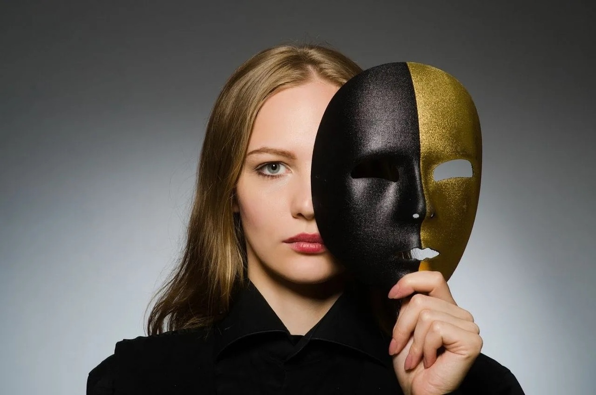 Социопат – человек без совести и сострадания, осуществляющий деструктивную деятельность по захвату всех социальных систем (власть, право, экономика, финансы, образование, наука, культура, спорт, безопасность, здравоохранение и так далее). Захватив эти системы, социопат осуществляет руководящий произвол.