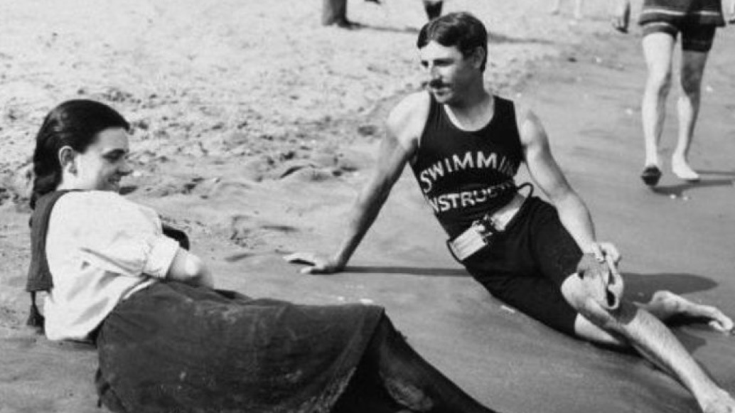 Никола Тесла на пляже.