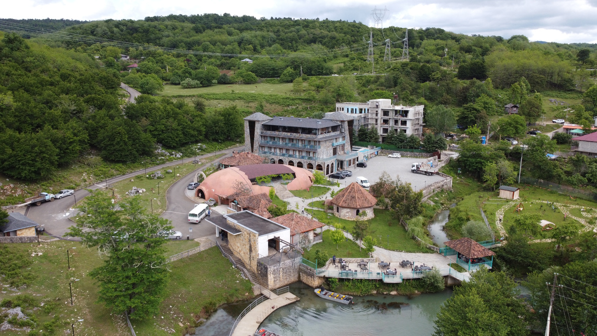 При пещере Прометея есть ресторан и отель